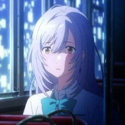 周杰伦白西装昆凌黑羽绒服